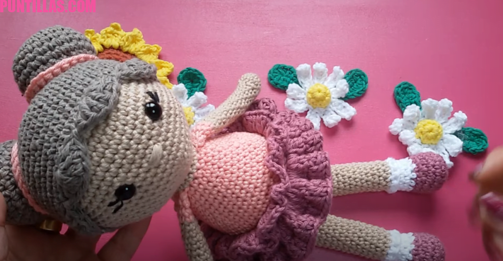 Tejiendo a mano Muñeca Yoli