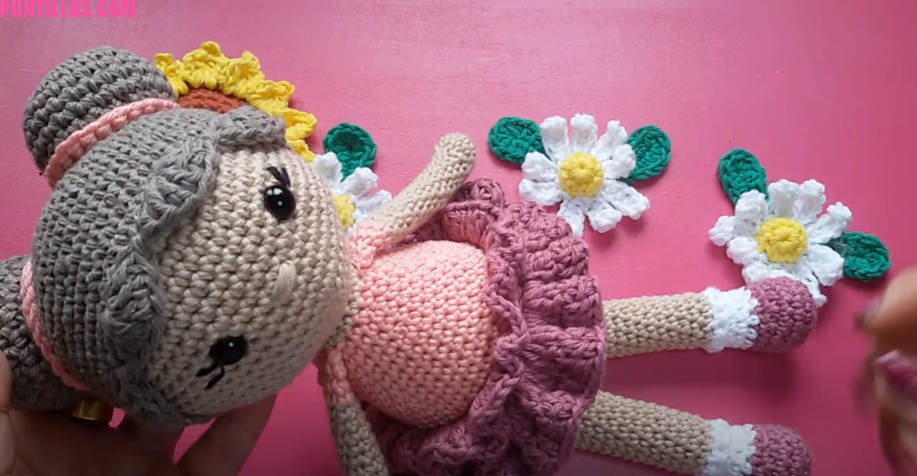 Tejiendo a mano Muñeca Yoli